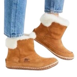 SOREL Out N About Winter Suede Ankle Boots, tan,
Size 9, never worn